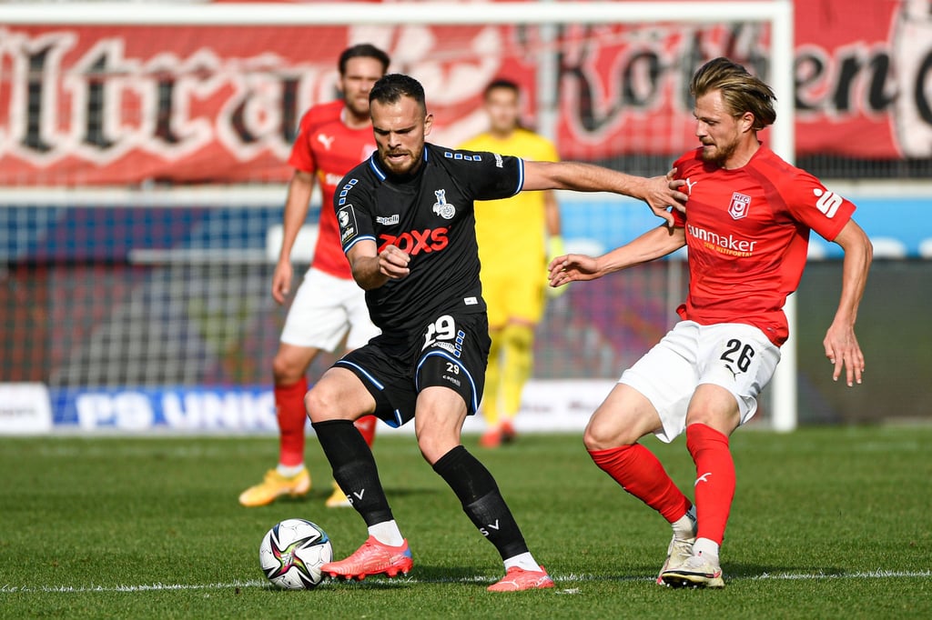 Halles Marcel Titsch Rivero (r.) im Duell mit Duisburgs Orhan Ademi.