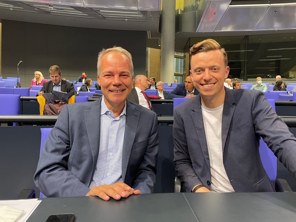 Die beiden SPD-Bundestagsabgeordneten Matthias Miersch (l) und Adis Ahmetovic bei einer Sitzung der SPD-Bundestagsfraktion.