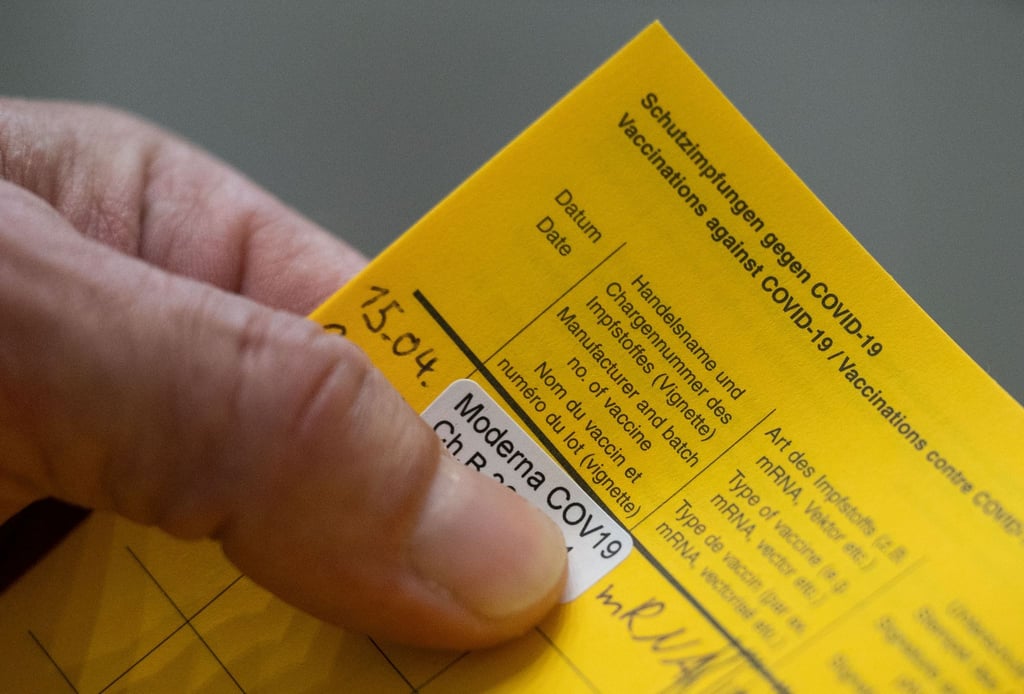 Ein Aufkleber für eine Impfung mit dem Impfstoff Moderna in einem Impfpass.