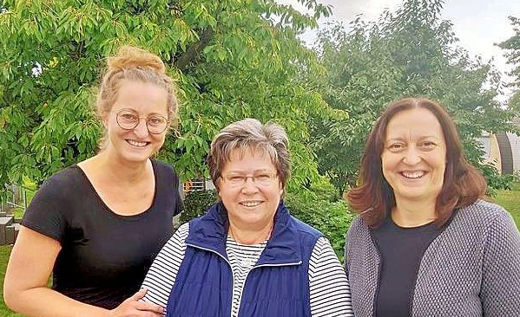 Damen-Trio. Ute Eckelmann (Mitte) mit Nachfolgerin Karen Raschmann (rechts) und der Vereinsvorsitzenden Dörthe Stein