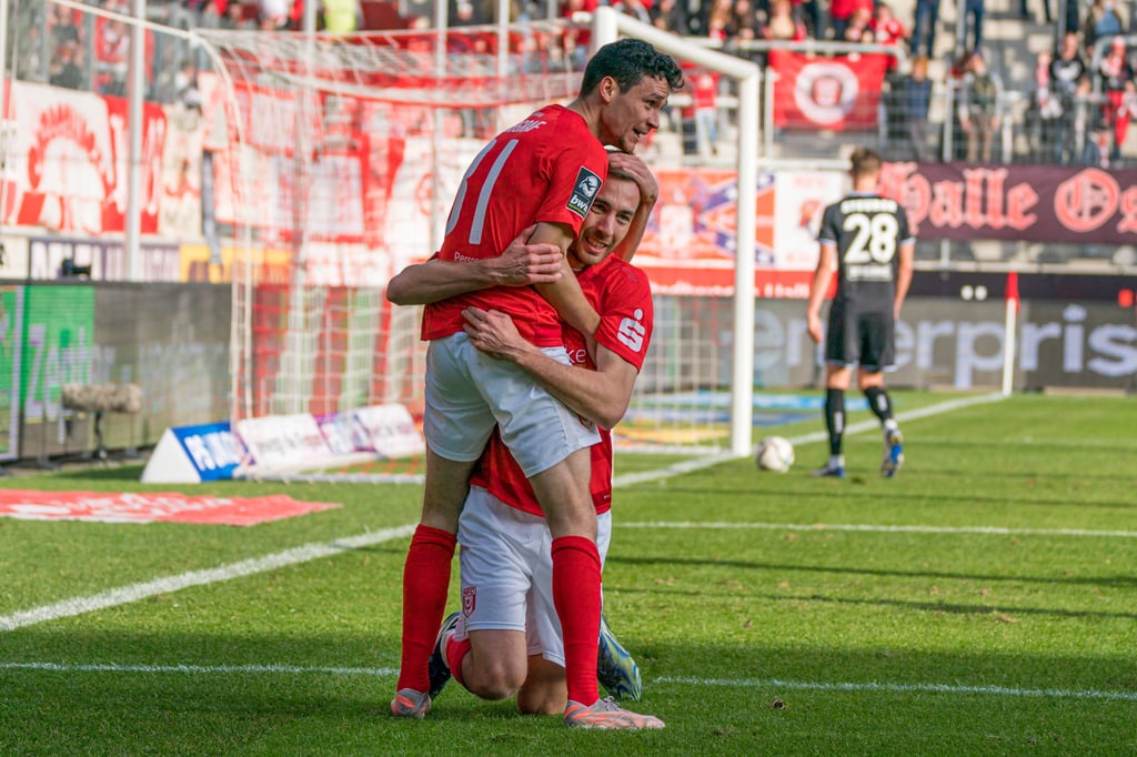 Michael Eberwein bedankt sich nach seinem Tor zum 1:0 gegen Duisburg bei Vorbereiter Niklas Landgraf.