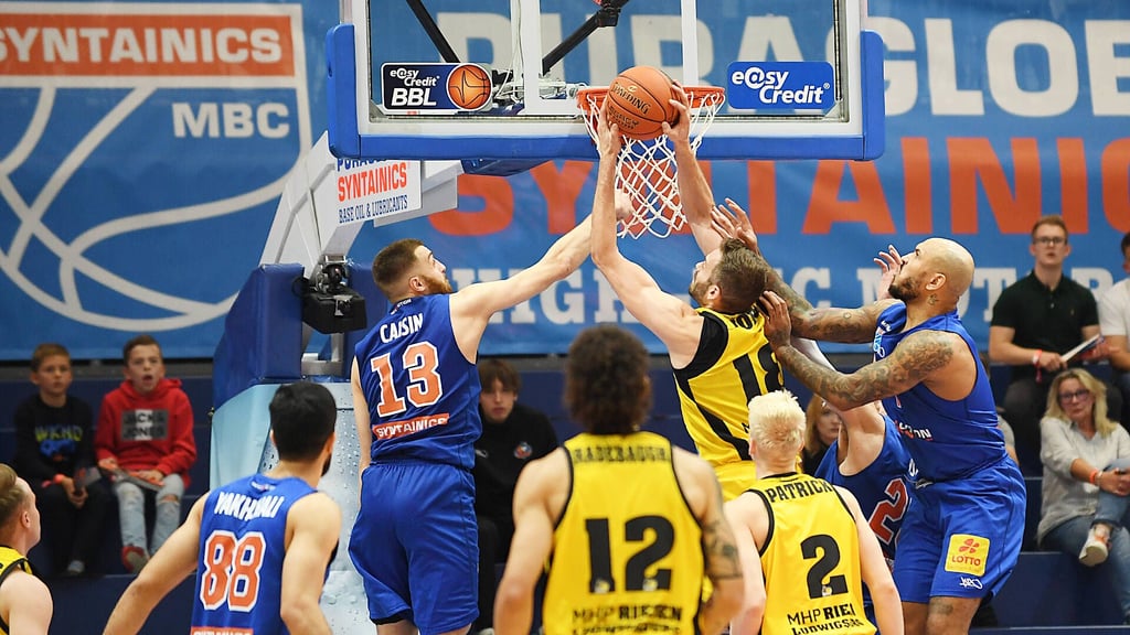 Kampf um den Ball unter dem MBC-Korb.