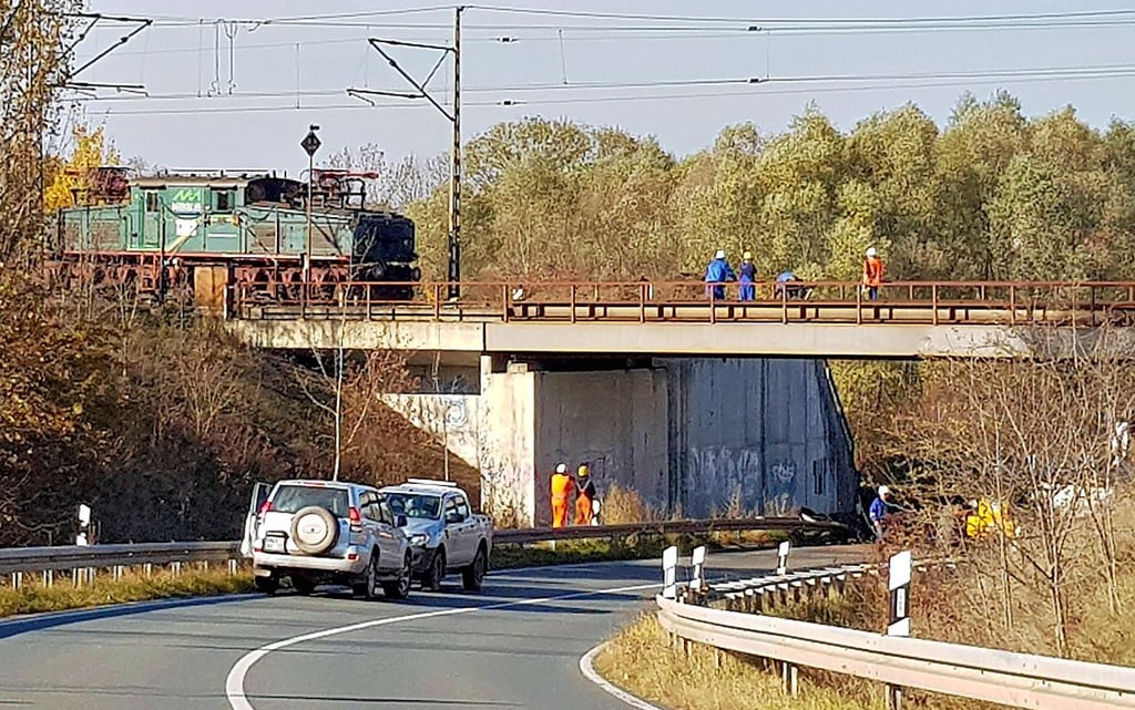 Freitagmittag wurde die Lok wieder auf die Gleise gesetzt.