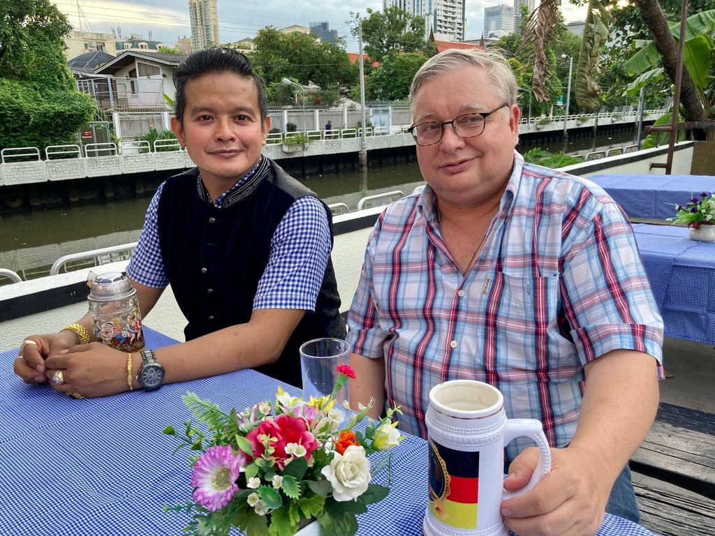 Kevyn Michel (l.), Besitzer des Traditionslokals „Bei Otto“, und der deutsche Auswanderer Hermann Quint auf der Außenterrasse der neuen Wirtschaft direkt am Kanal.