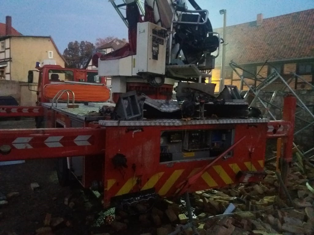 Der Brand hat die Lagerhalle in Quedlinburg zerstört.