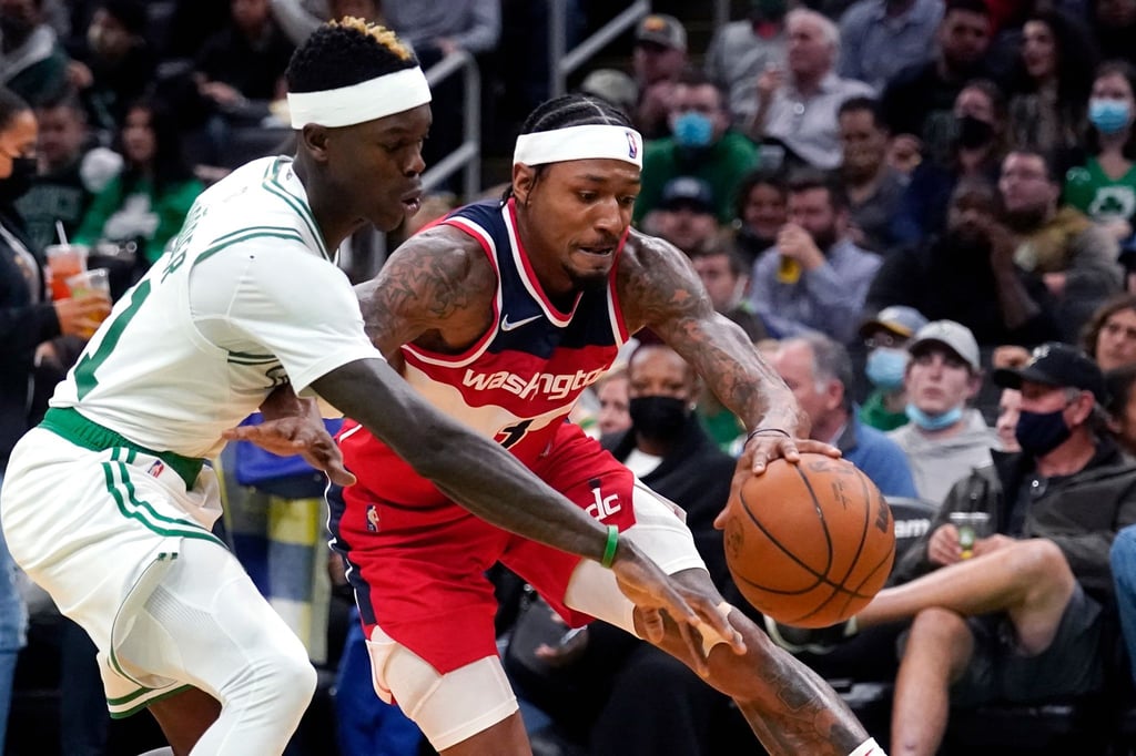 Bradley Beal (r) von Washington Wizards in Aktion gegen Dennis Schröder.