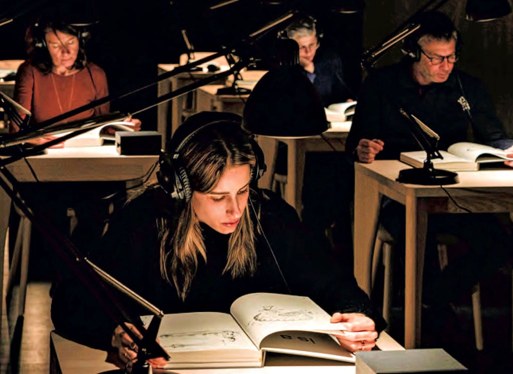 „Book is a book is a book“ heißt die szenische Installation von TricksterP., mit der die Künstlergruppe aus der Schweiz beim Figurentheaterfestival zu Gast sein wird. Aufführungsort ist der Gemeindesaal St. Michael in Magdeburg.