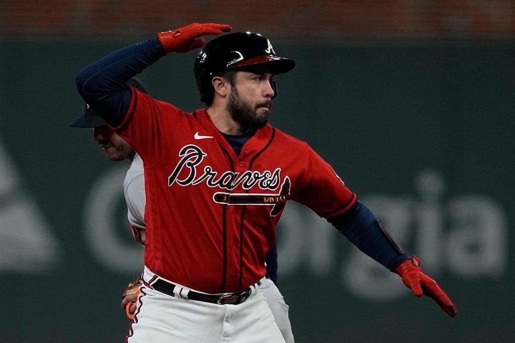 Travis d'Arnaud von den Atlanta Braves feiert einen Double.