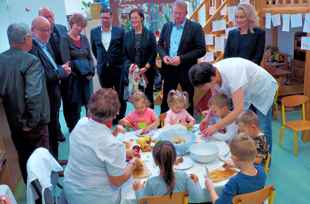 Die Ballenstedter informieren sich über die Arbeit der Kindertagesstätte in Ùjkigyòs.