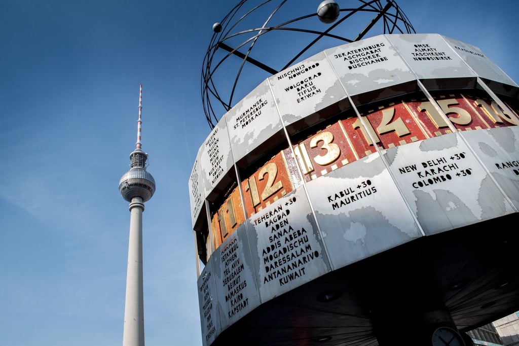 Der Berliner Alexanderplatz mit der Weltzeituhr und dem Fernsehturm.