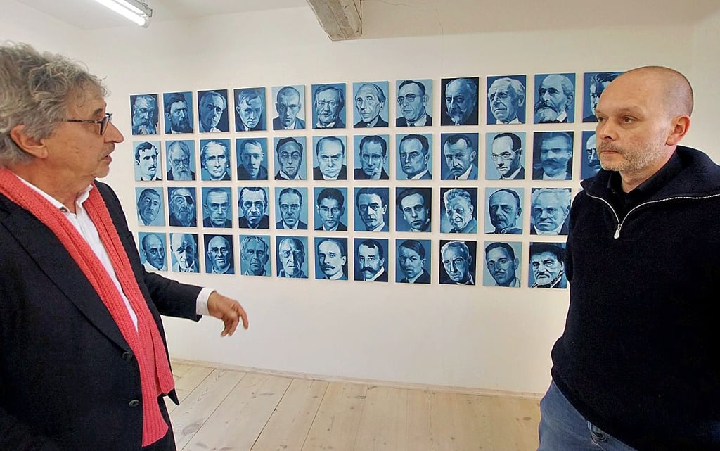 Marc Illing (re.) und Dieter Weidenbach reden vor der Porträtserie aus Weimar.