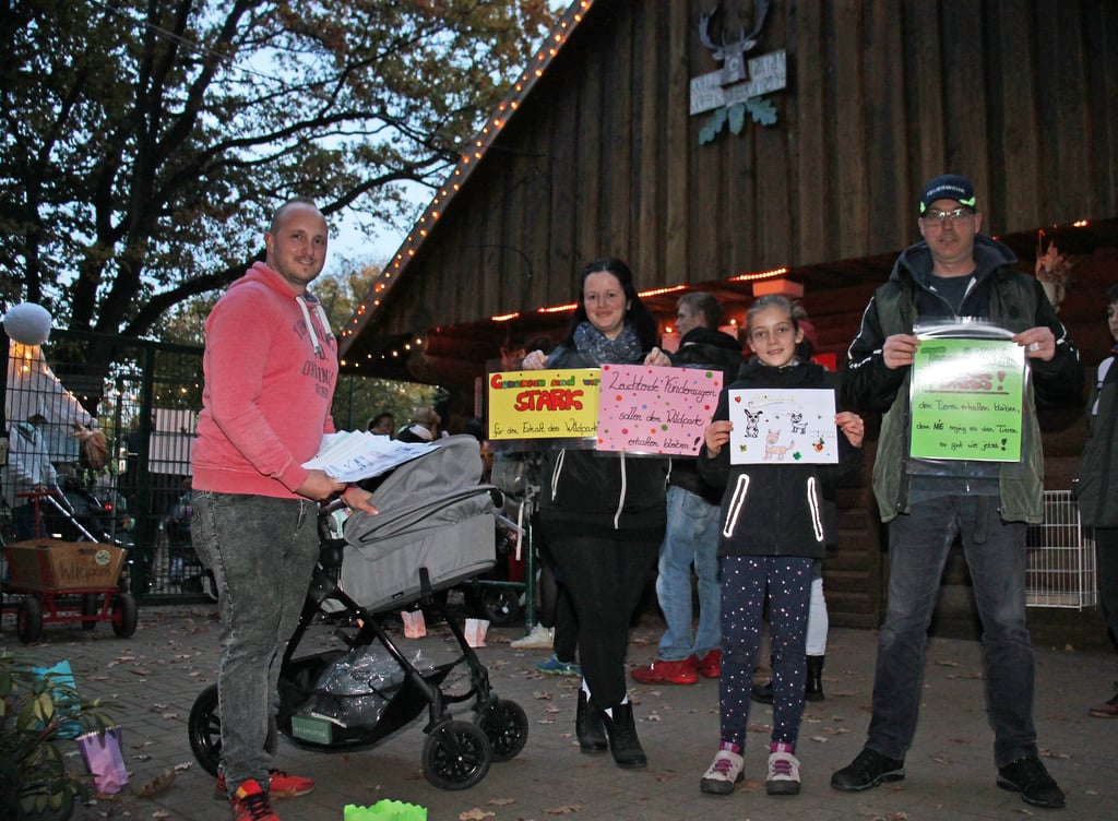 Roddy (von links) und Mandy Peters haben eine Malaktion für den Wildpark gestartet. Auch Lena und Papa Tony Schulz (rechts) unterstützen diese.