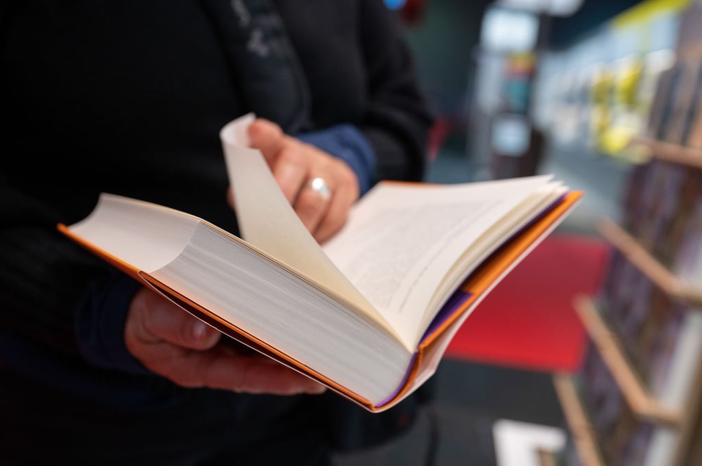 Zu wenig Papier - Verlage fürchten, dass Bücher zu Weihnachten Mangelware werden könnten.