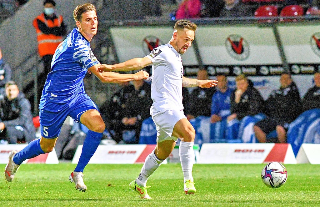 Mit einem kurzen Griff zum Trikot von Simon Handle verhinderte Tobias Müller (links), dass der Kölner Angreifer alleine auf das Magdeburger Tor zusteuerte. Dafür kassierte des FCM-Kapitän die Rote Karte, über die er sich im Nachgang selbst am meisten ärgerte.