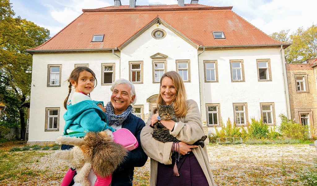 Ananda Leone und Sophie Klußmann-Leone stehen mit ihrer vierjährigen Tochter Cäcilia vor dem Baumersrodaer Gutshaus, im Volksmund Schloss genannt.