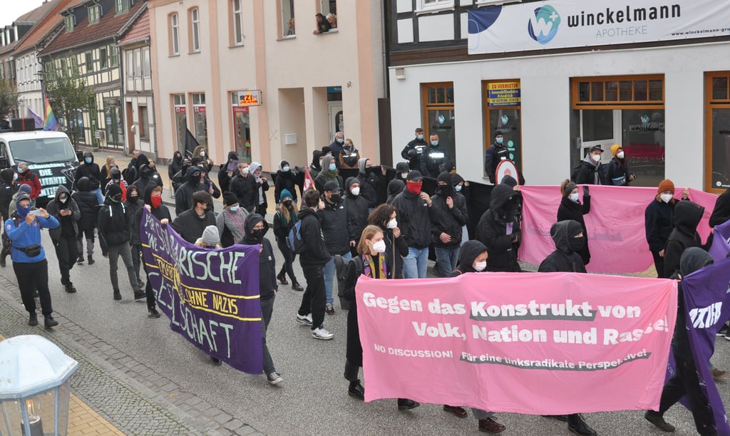 „Antifaschistische Selbstorganisation statt staatlichem Versagen“, prangte auf einem Banner der Demo-Teilnehmer, die durch Seehausen zogen.