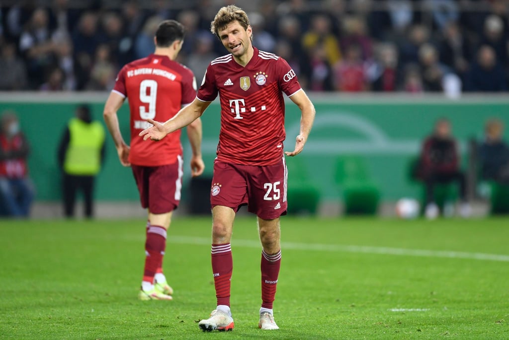 Mit 0:5 gingen Thomas Müller (r) und Robert Lewandowski mit den Bayern in Gladbach unter.