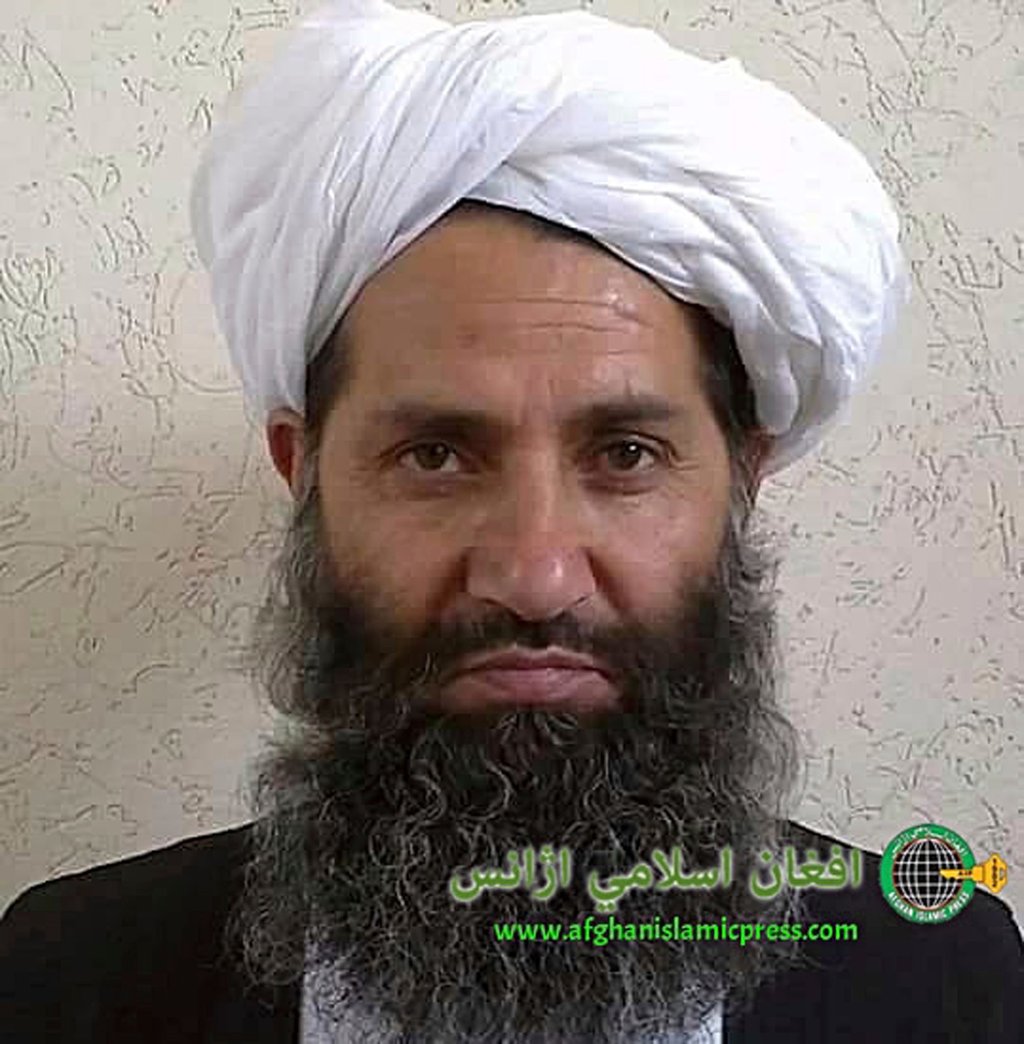 Auf diesem undatierten, 2016 veröffentlichten, Foto posiert der Führer der afghanischen Taliban Haibatullah Achundsada für ein Porträt.