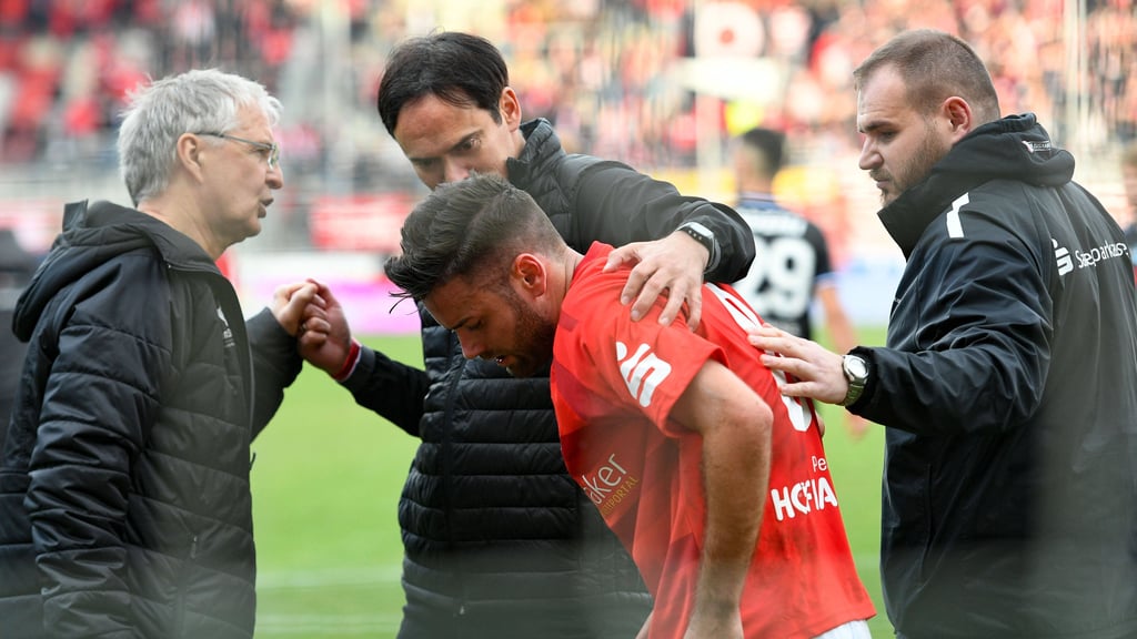 Schmerzen nach der finalen Grätsche: HFC-Trainer Florian Schnorrenberg erkundigt sich bei Niklas Kreuzer, ob alles okay ist.