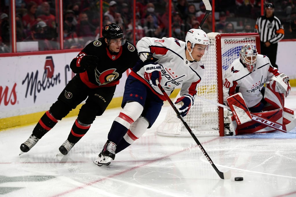 Drake Batherson (l) von den Ottawa Senators gegen Dmitry Orlov von den Washington Capitals.