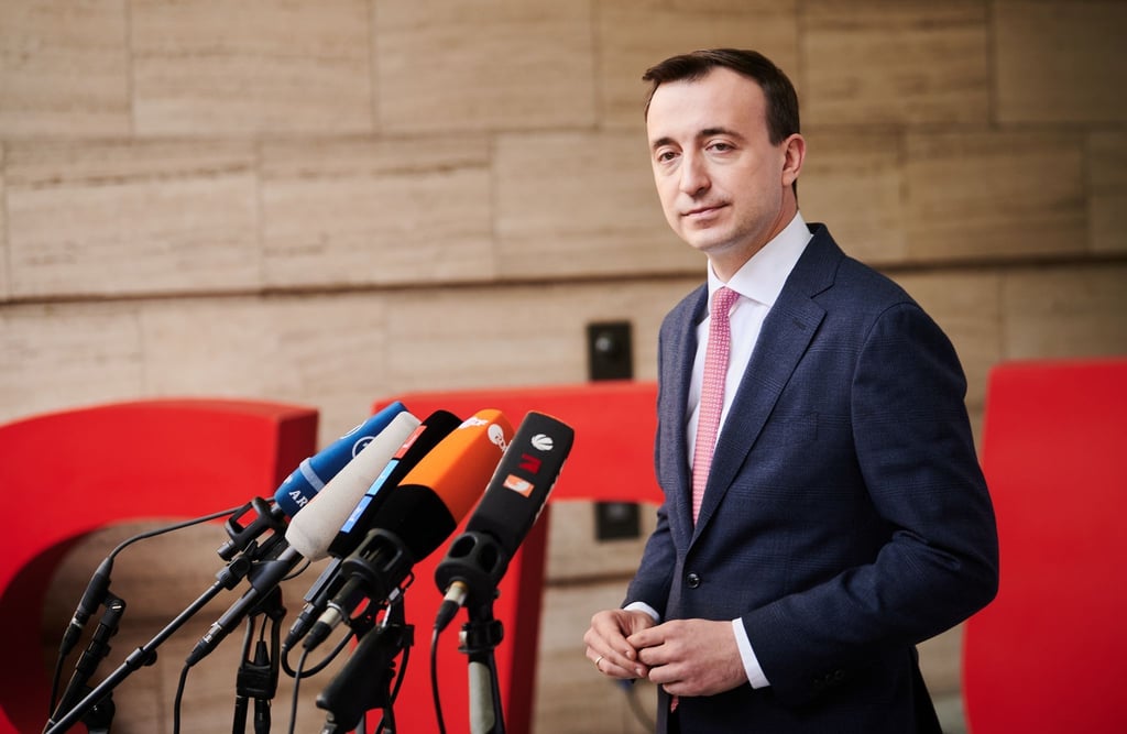 Generalsekretär Paul Ziemiak gibt am Rande des Treffens der CDU-Kreisvorsitzenden eine Pressekonferenz.