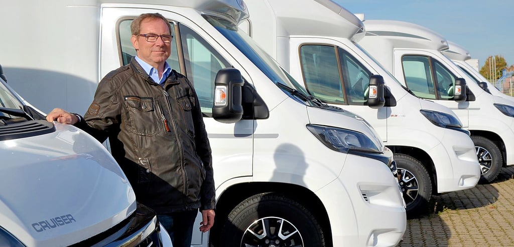 Torsten Haubold hat sich umgestellt. Auf seinem Hof im Gewerbegebiet in Gänsefurth stehen über ein Dutzend Caravans, die er verkauft und vermietet.