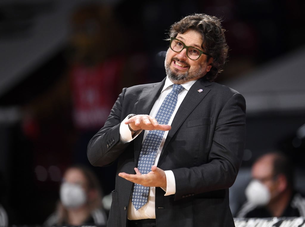 Kassierte mit den Bayern in St. Petersburg die vierte Niederlage in der Euroleague: Trainer Andrea Trinchieri gestikuliert.