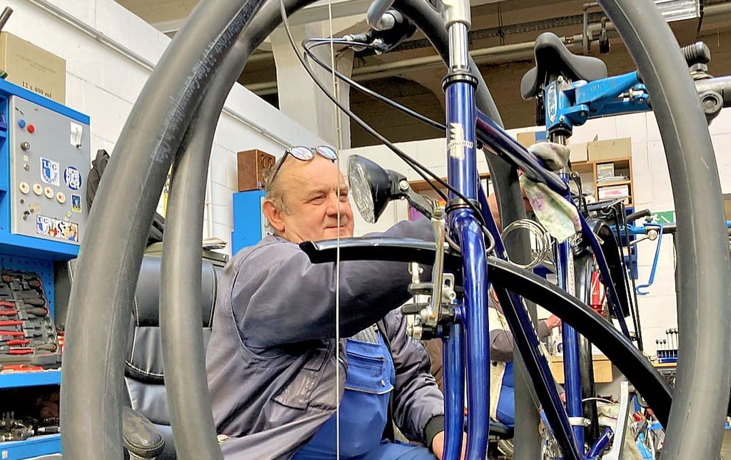 Aus mehreren alten Drahteseln bauen die Schrauber wie Peter Degenhardt an Zentrierständern funktionstüchtige Räder zusammen, die von einem Meister abgenommen und mit einem Prüfsiegel versehen werden.
