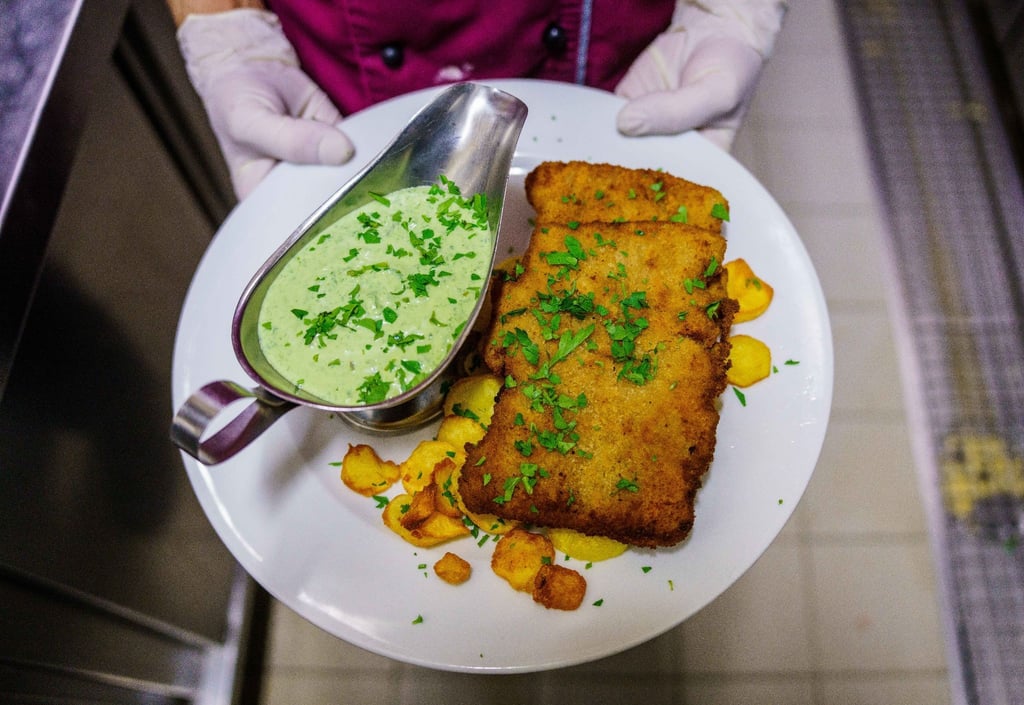 Ein veganes "Frankfurter Schnitzel" mit veganer "Grüner Soße". Das Eichkatzerl, eines der ältesten Apfelweinlokale in Sachsenhausen, bietet das Frankfurter Schnitzel als vegane Variante an.
