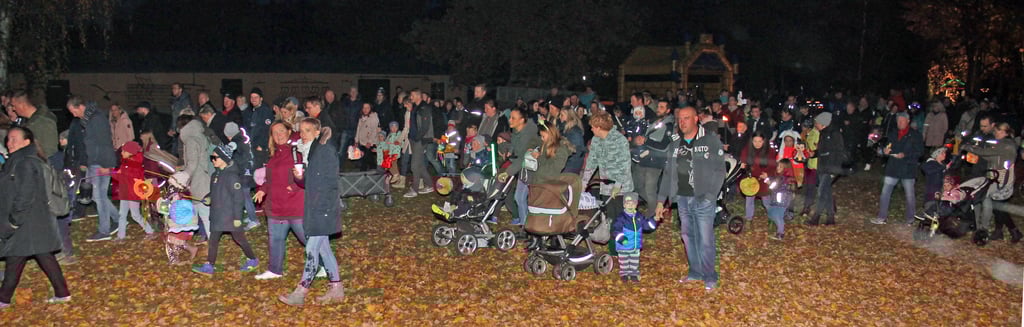 Menschenmassen starten zum Lichterumzug im Wildpark Weißewarte.
