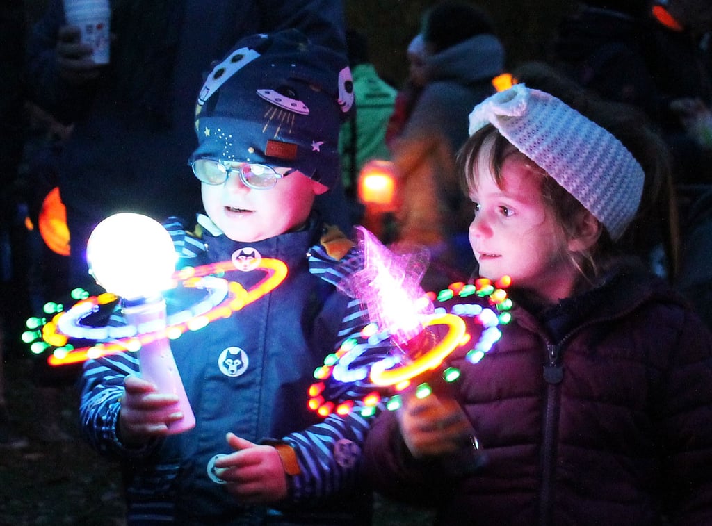 John aus Potsdam und Luisa aus Stendal, beide knapp drei Jahre alt, waren von den vielen Lichtern im Park begeistert.