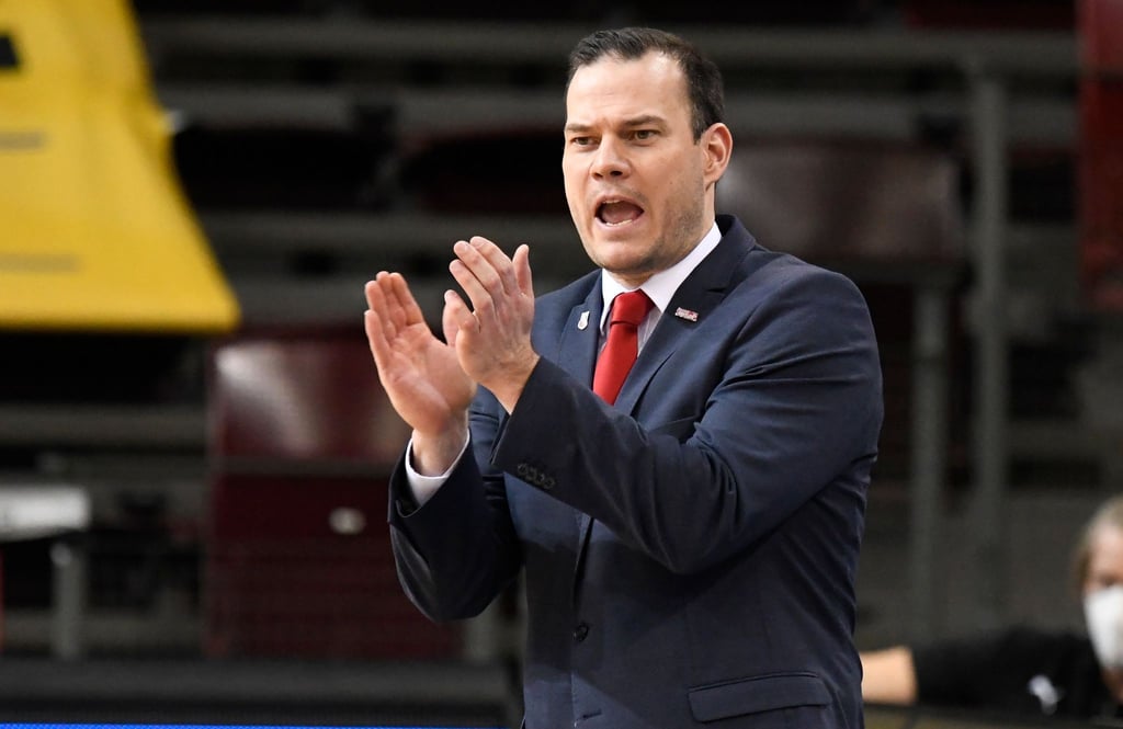 Bambergs Trainer Johan Roijakkers applaudiert seiner Mannschaft für deren Leistung.
