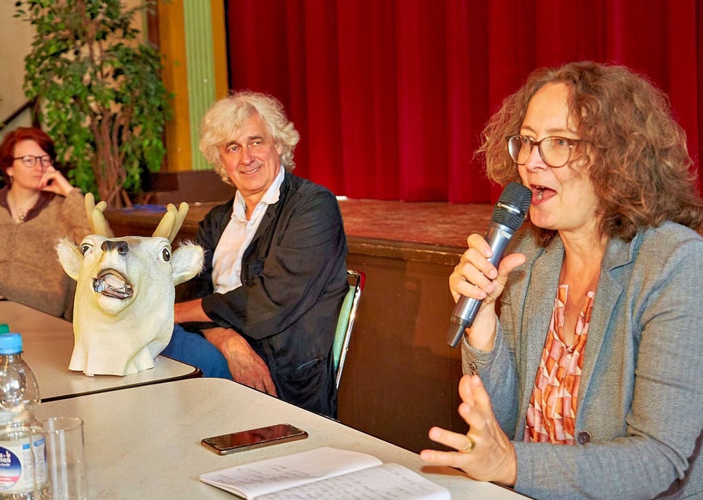 Bei der Vorstellung des Festivalprogrammes waren Ulrich Katzer (Mitte), Geschäftsführer des Bühnenvereins Ost, und Karola Marsch (rechts) sowie Bianca Sue Henne gespannt, wie es in Bernburg ankommt.