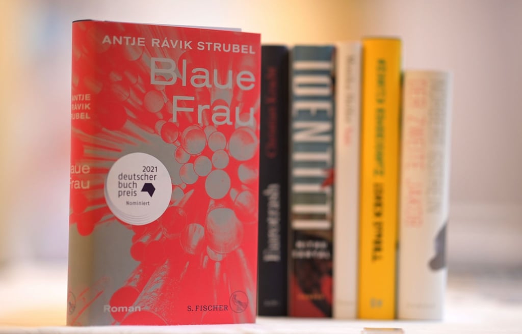 Das Buch „Blaue Frau“ von Antje Ravik Strubel.