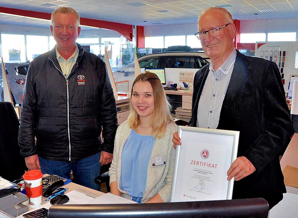 Junior Dirk und Senior Friedrich Rohrschneider mit Azubi Viktoria Fischer. Das Autohaus bildet seit 25 Jahren unermüdlich aus.