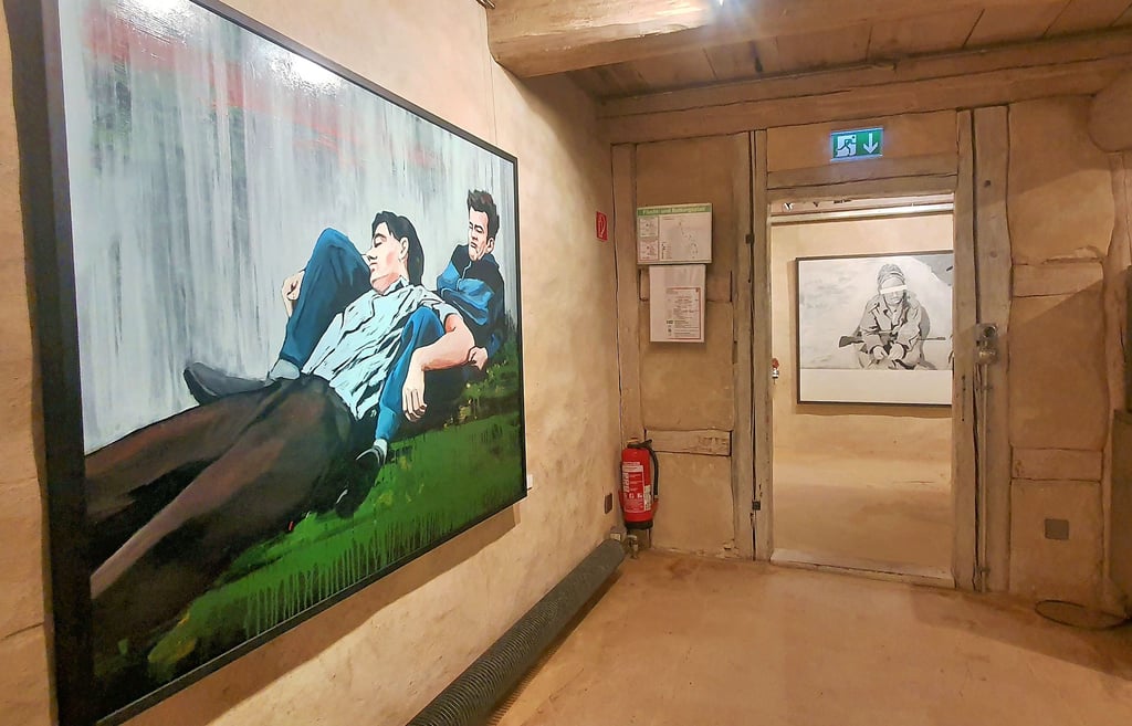 Marc Illing zeigt bei seiner Werkschau Bilder aus den Serien „First Aid“ (links) und „Daughters“ im Kunstquartier Grauer Hof.