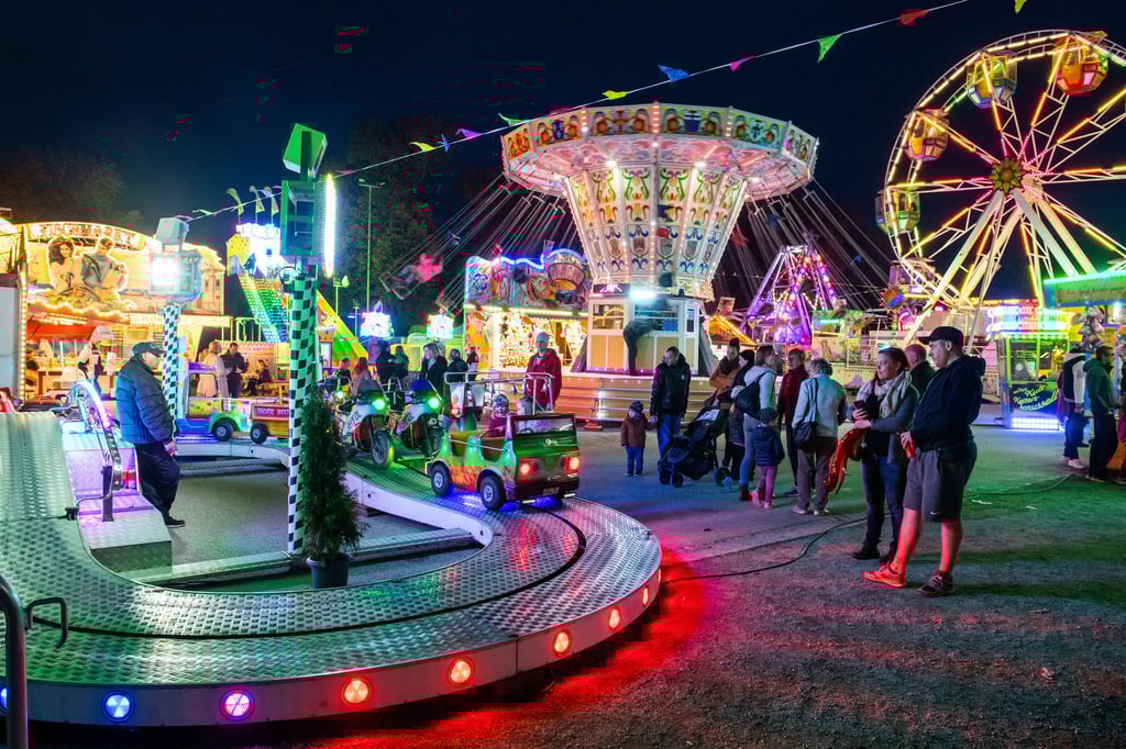 Oktoberspektakel in Naumburg: Bis zum 7. November locken Fahrgeschäfte auf die Vogelwiese.