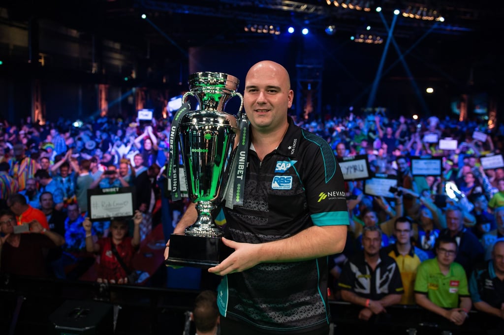 Sieger Rob Cross posiert mit dem Pokal.
