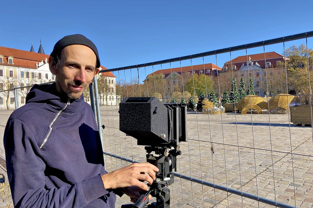 Jan Schenck hat den Domplatz aufgesucht. Der Fotograf setzt Orte in ihrem heutigen Zustand in Szene, an denen es 1933 zu Bücherverbrennungen kam. Er erstellt im Rahmen des Projektes „Verbrannte Orte“ einen Atlas, welcher als Beitrag der Erinnerungskultur dient.