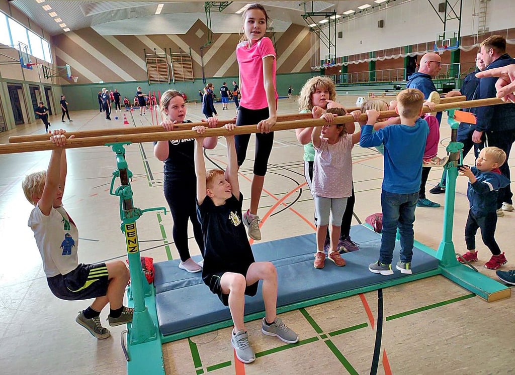 Eine Gruppe von freiwillig mitmachenden Kindern konnte sich unter anderem an einem Barren austoben.