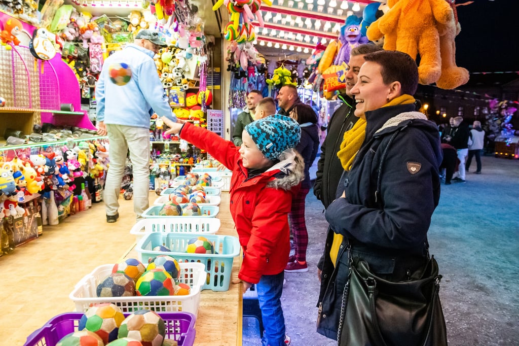 Familie Gmach mit Jona versuchen ihr Glück beim Ballwerfen.