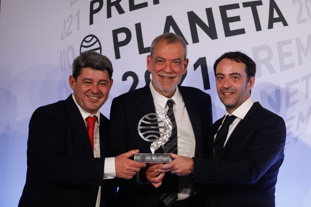 Die Schriftsteller Jorge Díaz (r-l), Agustín Martínez und Antonio Mercero haben den spanischen Literaturpeis Planeta gewonnen.