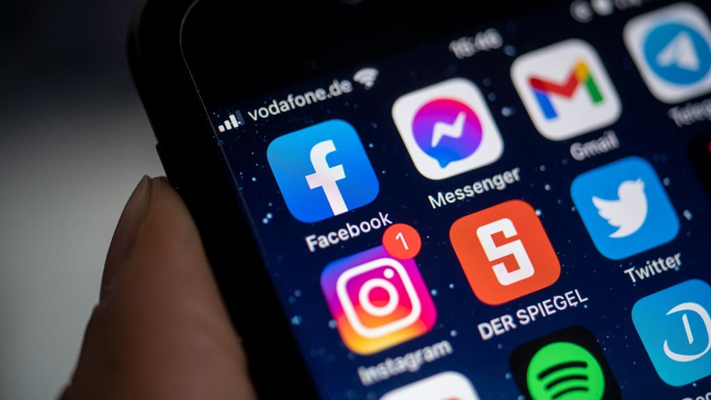 Die Facebook-Dienste sind aktuell von Störungen betroffen. Foto: Fabian Sommer/dpa