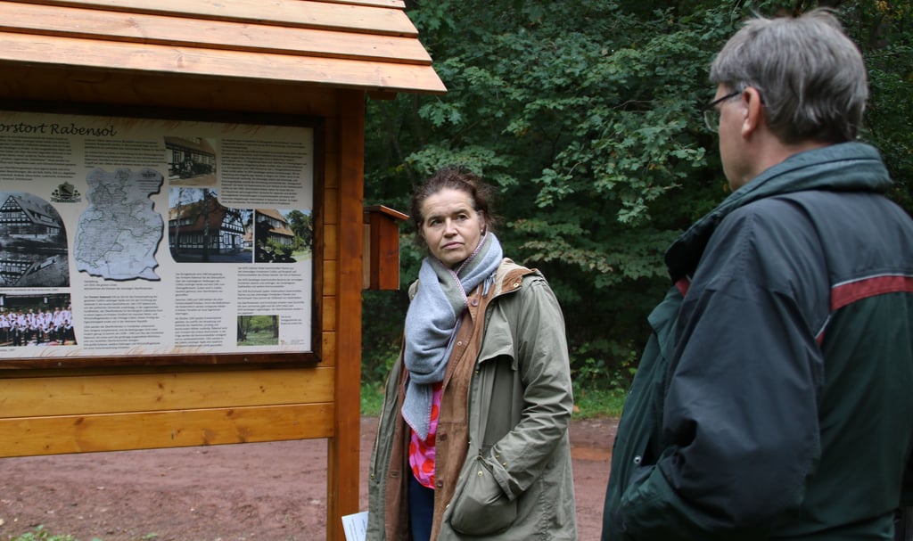 Dr. Nele Herkt, Geschäftsführerin der Stiftung Umwelt, Natur- und Klimaschutz Sachsen-Anhalt am Startpunkt des Naturlehrpfades im Gespräch mit Stefan Quitt, Leiter des Betreuungsforstamtes Letzlingen.