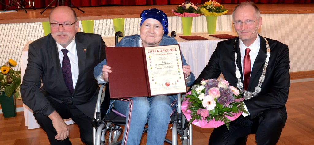 Annegret Mainzer bekommt den Ehrenamtspreis des Stadtrates der Stadt Zerbst aus den Händen von Wilfried Bustro (l.) und Andreas Dittmann.
