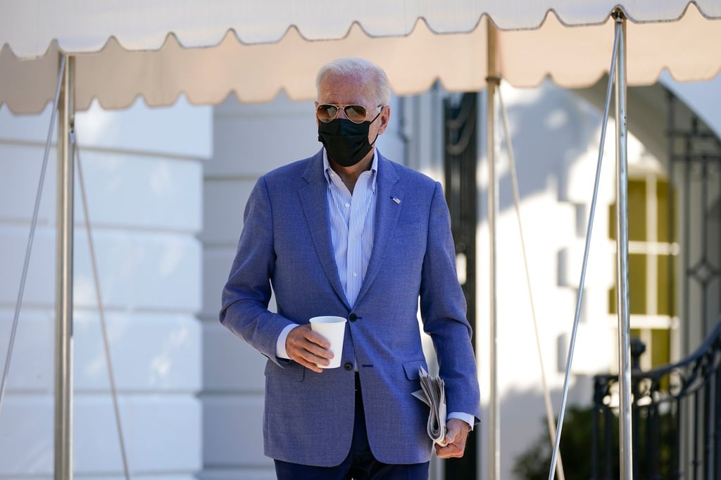 Joe Biden, Präsident der USA, auf dem Südrasen des Weißen Hauses. Nach den außenpolitischen Krisen der vergangenen Wochen steht nun das Kernstück seiner innenpolitischen Agenda auf der Kippe.