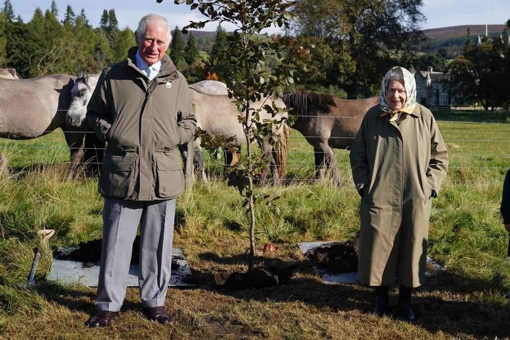 Königin Elizabeth II. und Prinz Charles in Balmoral.