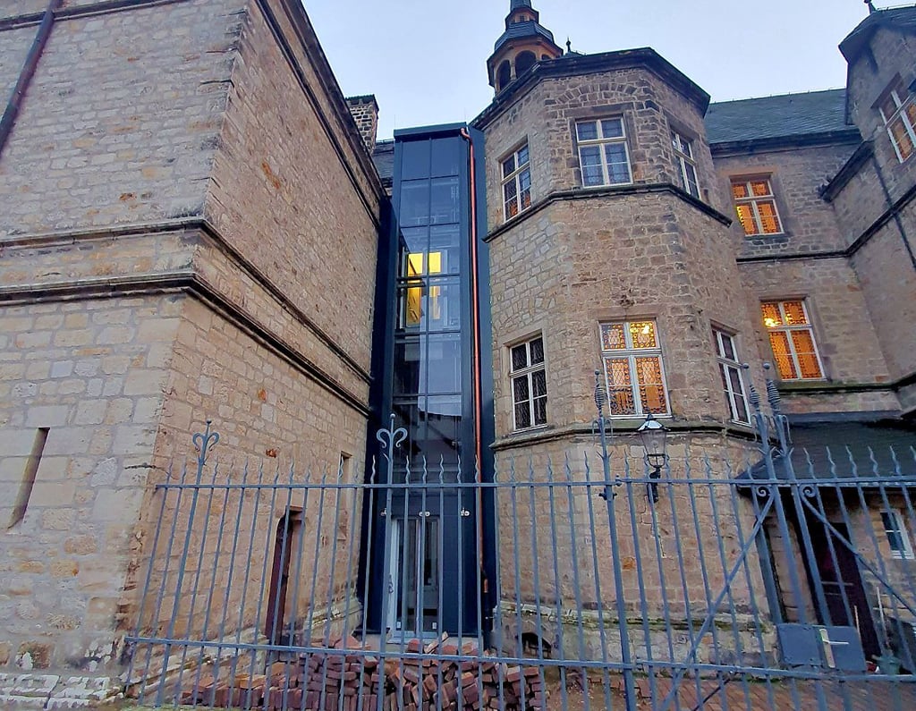 Der neue Fahrstuhl am Rathaus in Lützen.