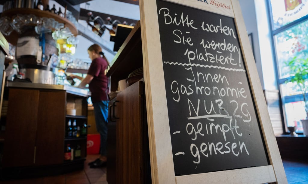Eine Tafel mit der Aufschrift „Innengastronomie - Nur 2G - geimpft - genesen“ steht in Schadt’s Brauerei Gasthaus.