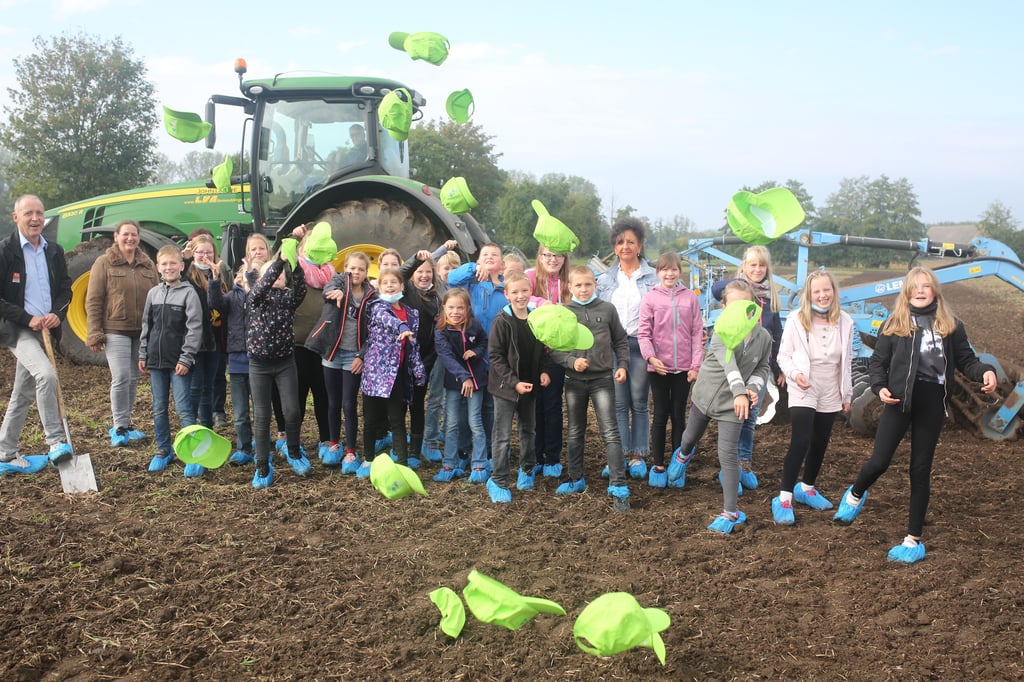 Hut ab für die Landwirtschaft: Die Klasse 4c der Grundschule Am Pfeilergraben aus Aschersleben besuchte im Rahmen eines Leader-Projektes die Agrargenossenschaft Kleinmühlingen. Sie schauten sich die Arbeitsbedingungen vor Ort ganz genau an.